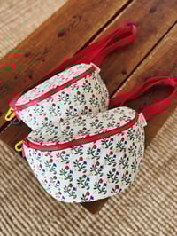 Image 3 of Sac banane • fleurs rouges