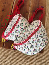 Image 1 of Sac banane • fleurs rouges