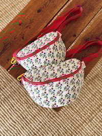 Image 5 of Sac banane • fleurs rouges