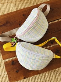 Image 4 of Sac banane • carreaux pastels