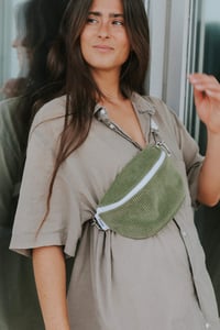 Image 3 of Sac banane • velours côtelé vert