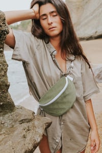 Image 1 of Sac banane • velours côtelé vert