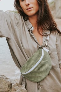 Image 4 of Sac banane • velours côtelé vert