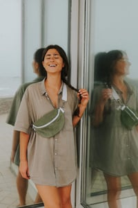 Image 2 of Sac banane • velours côtelé vert