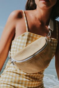 Image 1 of Sac banane • velours côtelé jaune