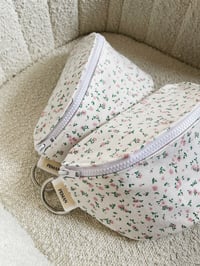 Image 1 of Sac banane • denim upcyclé fleurs roses