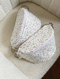 Image 2 of Sac banane • denim upcyclé fleurs roses