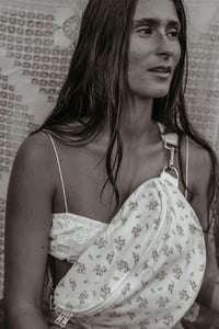 Image 2 of Sac banane • denim upcyclé fleurs violettes