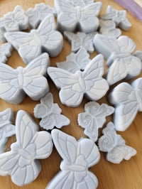 Image 4 of Honeysuckle Teakwood & Cardamom- A Rockytop Wax Works exclusive custom houseblend fragrance 