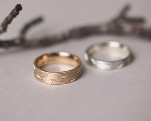 Image of 9ct gold 6mm flat court Japanese arrows ring