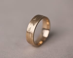 Image of 9ct gold 6mm flat court Japanese arrows ring