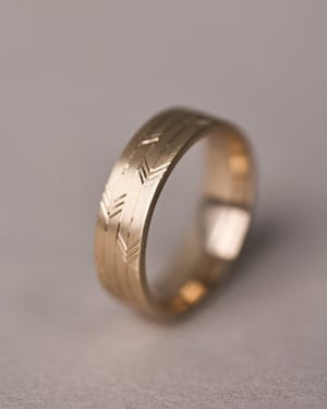 Image of 9ct gold 6mm flat court Japanese arrows ring