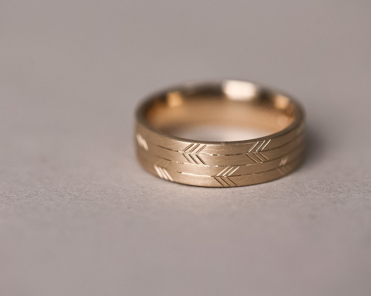 Image of 9ct gold 6mm flat court Japanese arrows ring