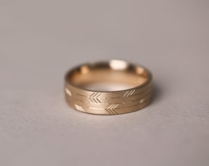 Image of 9ct gold 6mm flat court Japanese arrows ring