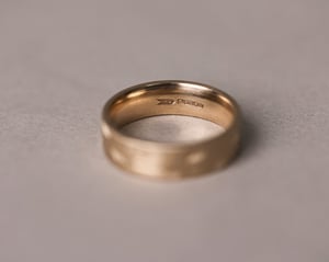 Image of 9ct gold 6mm flat court Japanese arrows ring