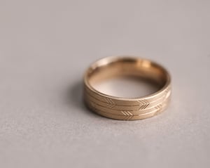 Image of 9ct gold 6mm flat court Japanese arrows ring
