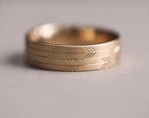 Image of 9ct gold 6mm flat court Japanese arrows ring