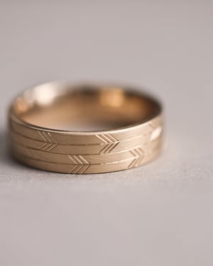 Image of 9ct gold 6mm flat court Japanese arrows ring