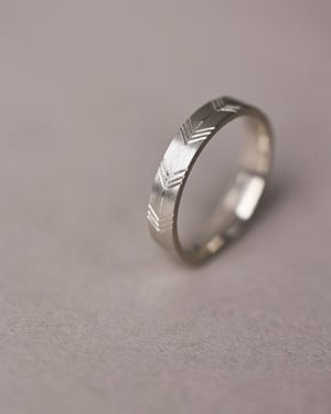 Image of 9ct white gold, 4mm flat court, Japanese Arrows ring