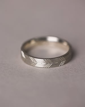 Image of 9ct white gold, 4mm flat court, Japanese Arrows ring