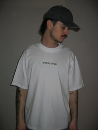 Bílé triko dizzlove (světle zelený nápis)
