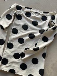 Image 2 of Uma Top — Off-Shoulder dots white 