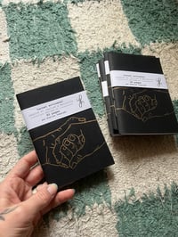 Image 1 of Carnet A6 mains or sur fond noir