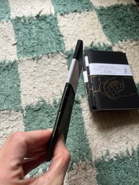 Image 2 of Carnet A6 mains or sur fond noir