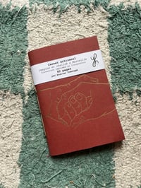 Carnet A6 mains or sur fond brique