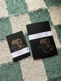 Image 1 of Carnet A5 ou A6 Jamais Seul.e doré sur noir