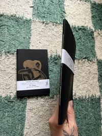 Image 2 of Carnet A5 ou A6 Jamais Seul.e doré sur noir