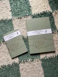 Image 1 of Carnet A5 ou A6 mains or sur fond vert