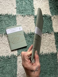 Image 2 of Carnet A5 ou A6 mains or sur fond vert