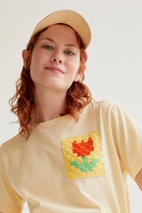 Image 1 of CAMISETA AMARILLO BORDADO TULIPAN
