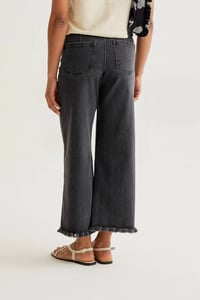 Image 3 of PANTALÓN VAQUERO NEGRO BAJO RAW CUT