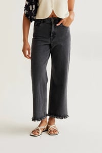 Image 1 of PANTALÓN VAQUERO NEGRO BAJO RAW CUT