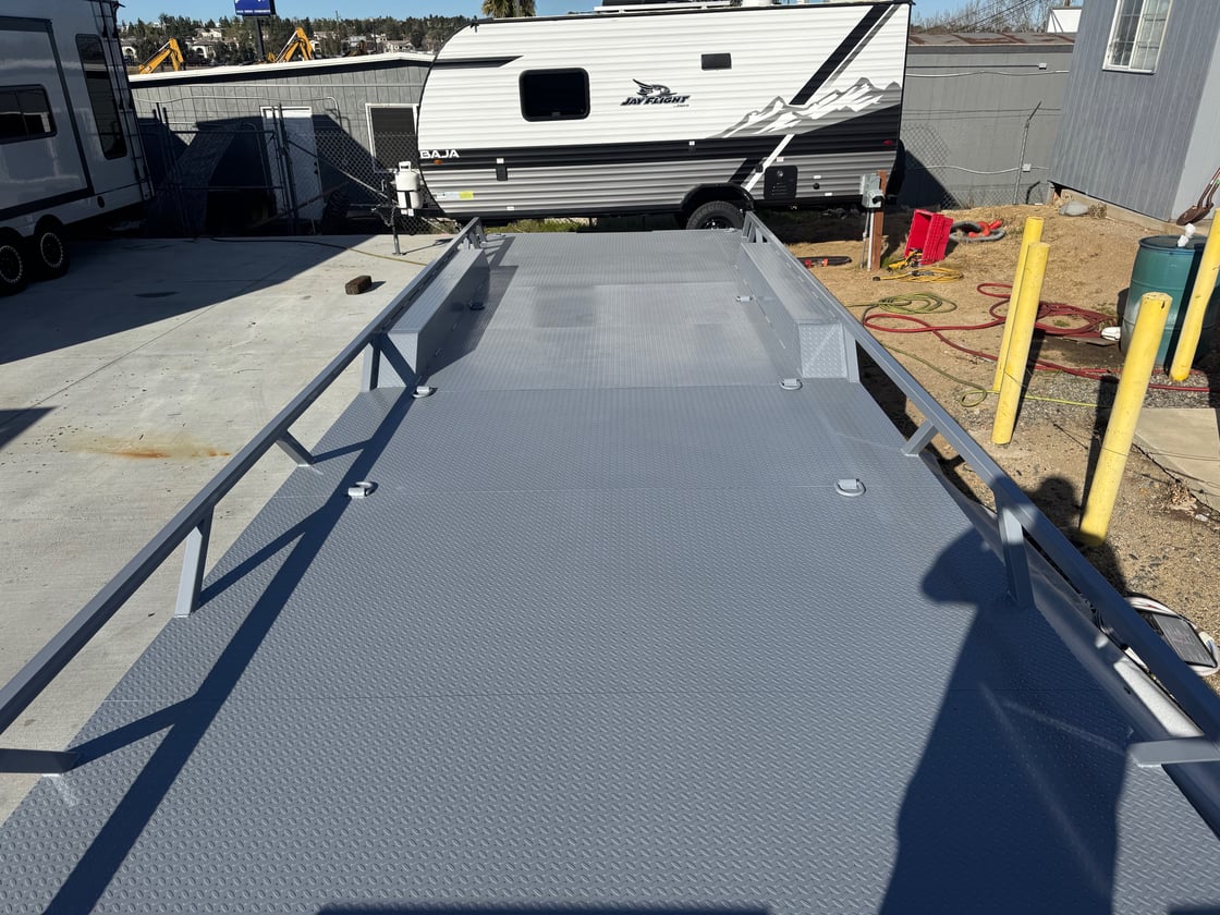 Image of 32' Racer X with top deck