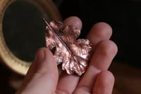 Image 3 of Cornice 1 in legno intagliato con spilla foglia di quercia in rame e retro in stile dark botanico 