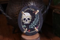 Image 4 of Cornice 1 in legno intagliato con spilla foglia di quercia in rame e retro in stile dark botanico 