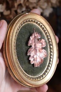 Image 5 of Cornice 1 in legno intagliato con spilla foglia di quercia in rame e retro in stile dark botanico 