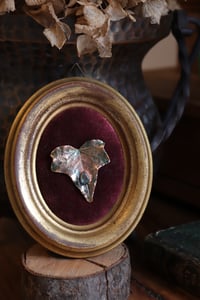Image 1 of Cornice 2 dorata con spilla foglia di edera e labradorite in rame e retro "dark botanico spooky"