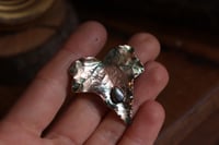 Image 4 of Cornice 2 dorata con spilla foglia di edera e labradorite in rame e retro "dark botanico spooky"