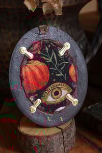 Image 2 of Cornice 2 dorata con spilla foglia di edera e labradorite in rame e retro "dark botanico spooky"