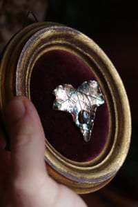 Image 5 of Cornice 2 dorata con spilla foglia di edera e labradorite in rame e retro "dark botanico spooky"