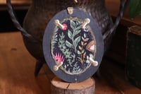 Image 3 of Cornice 3 in legno dorato con spilla foglia di quercia in rame e retro dark botanico