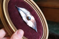 Image 4 of Cornice 7 in resina dorata con spilla foglia di alloro in rame con labradorite e retro dark botanico