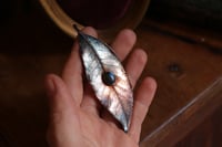 Image 3 of Cornice 7 in resina dorata con spilla foglia di alloro in rame con labradorite e retro dark botanico