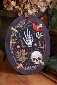 Image 2 of Cornice 7 in resina dorata con spilla foglia di alloro in rame con labradorite e retro dark botanico