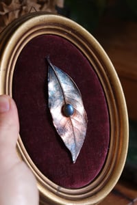 Image 5 of Cornice 7 in resina dorata con spilla foglia di alloro in rame con labradorite e retro dark botanico