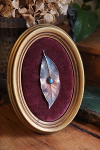 Image 1 of Cornice 7 in resina dorata con spilla foglia di alloro in rame con labradorite e retro dark botanico